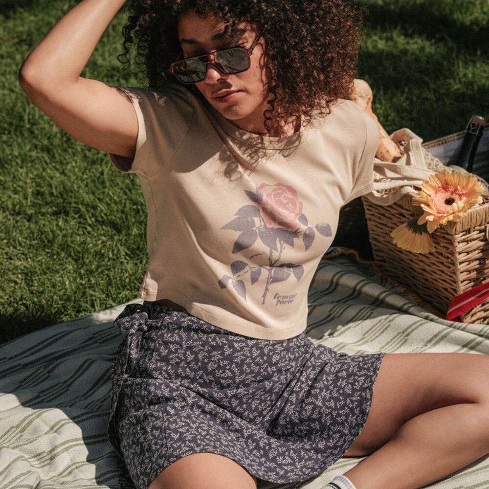Junk Food Femme Forte Rose Baby Tee Sand Women’s L NWT